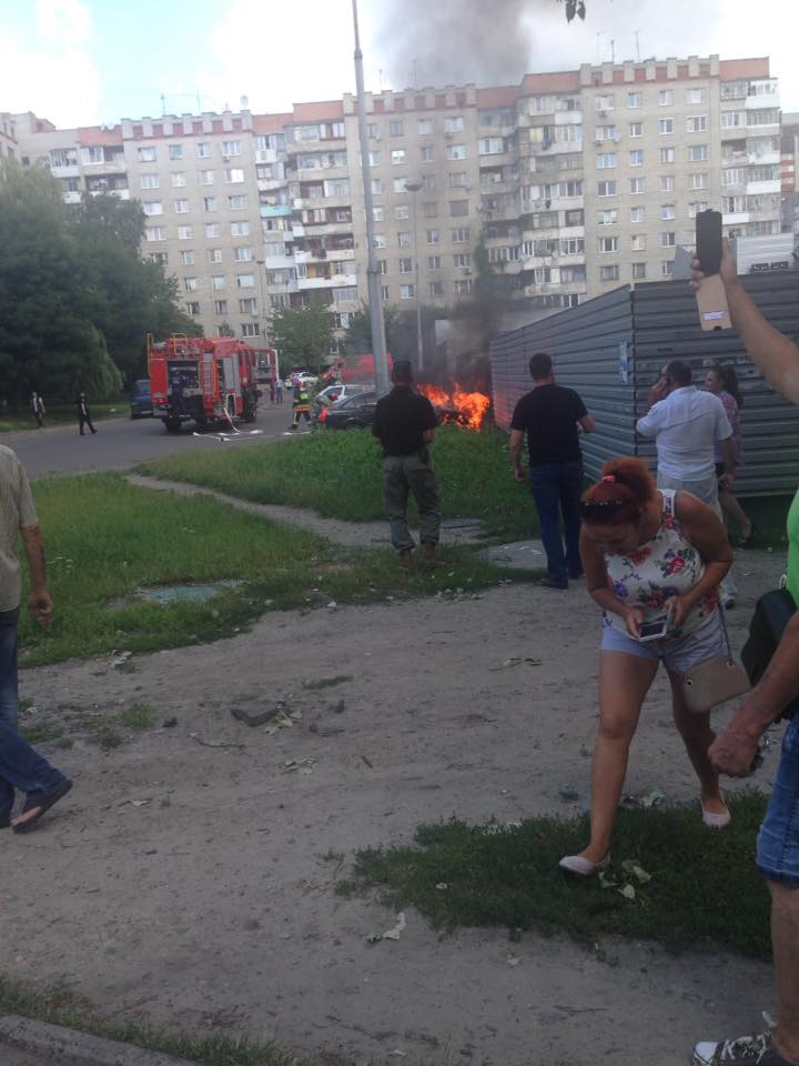 У Шевченківському районі горить машина (фото)