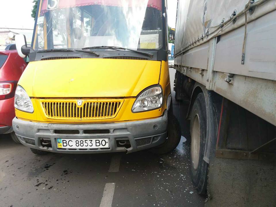 У Червонограді маршрутка зіткнулася з вантажівкою (фото)