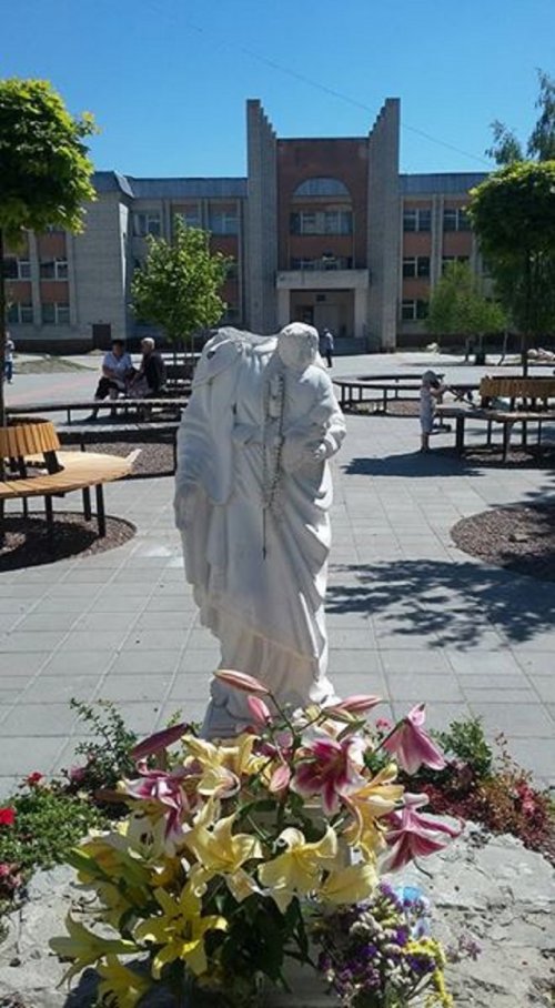 Поврежденная скульптура Матери Божьей будет храниться в храме