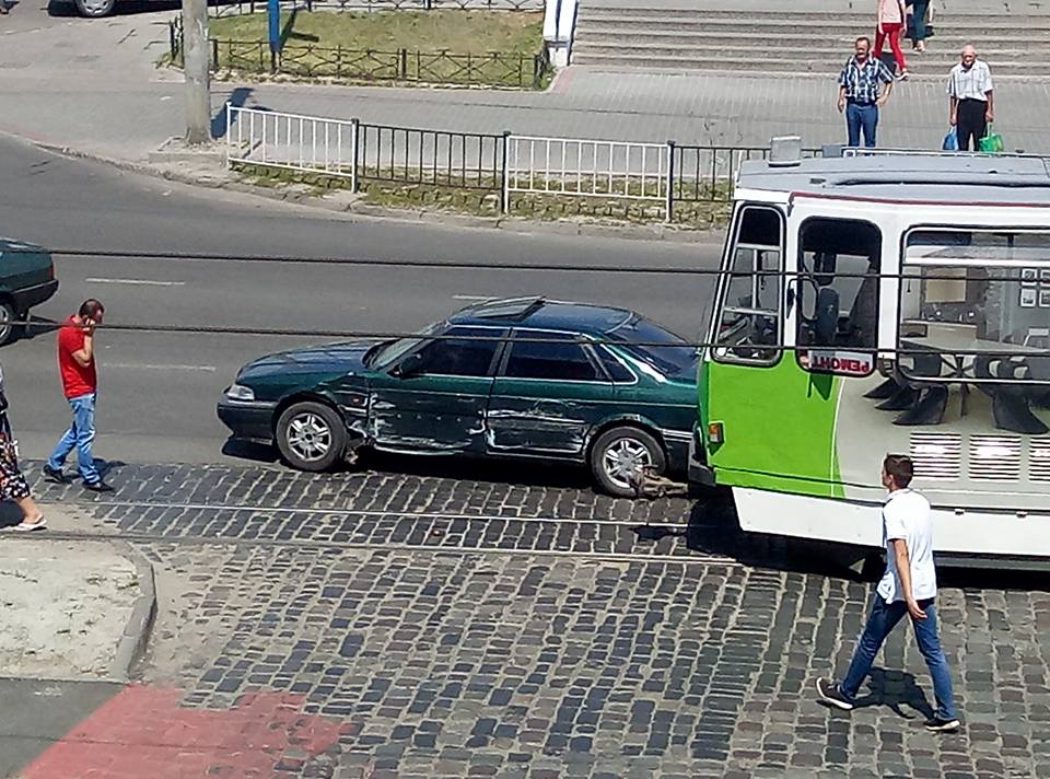 На вулиці Городоцький ДТП за участю трамвая (фото)