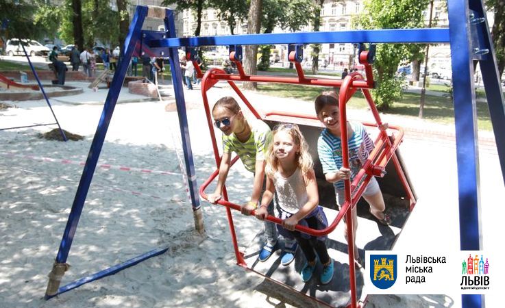 Около цирка во Львове обустроят детскую площадку