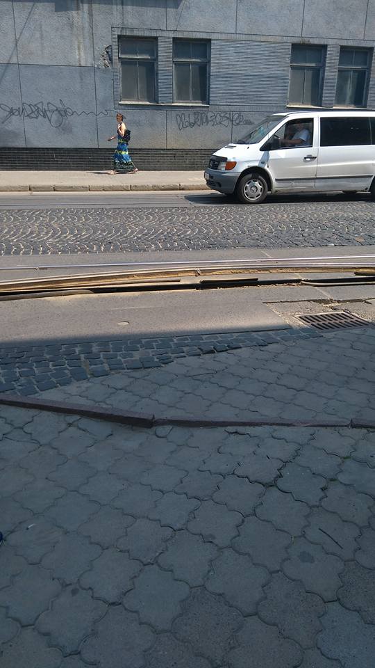 На вулиці Івана Франка вигнулися трамвайні рейки