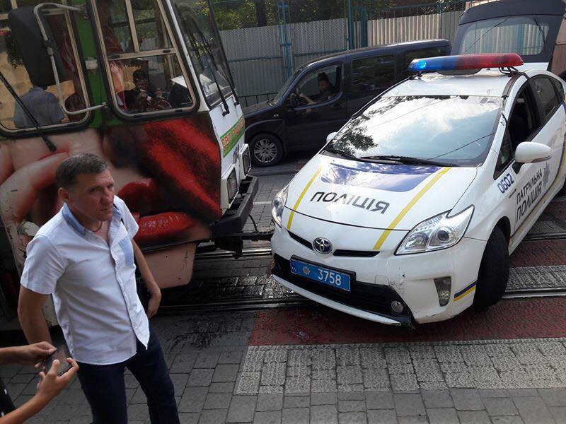 У Львові автівка поліції зіткнулася з трамваєм
