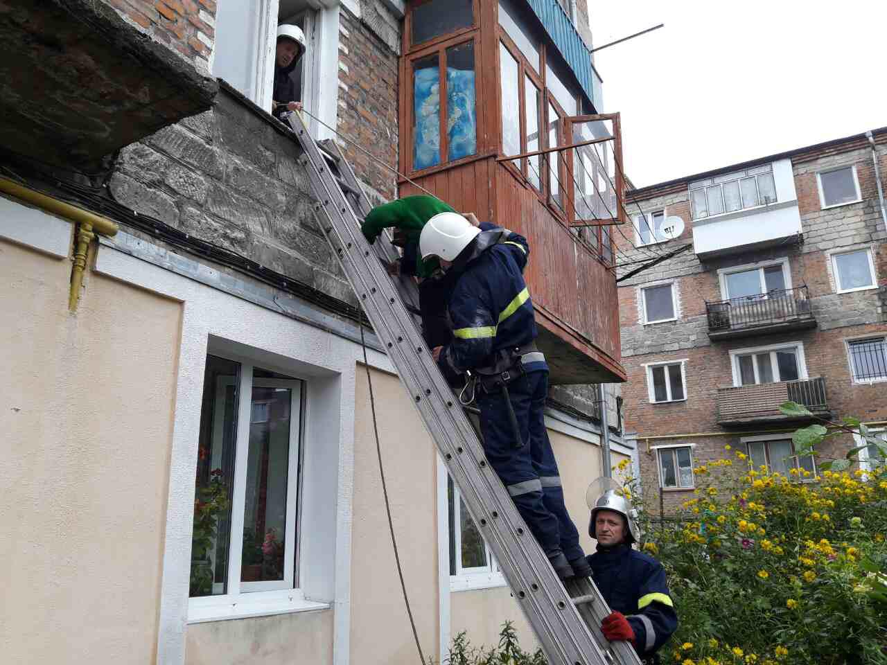 В Червонограде пенсионерка пыталась выйти из квартиры через окно