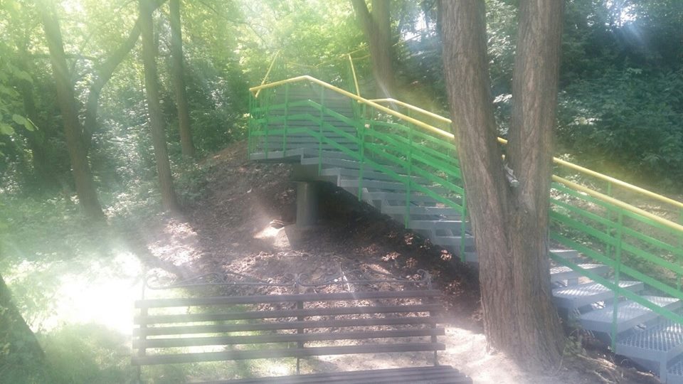 В лесопарке "Погулянка" отремонтировали лестницу