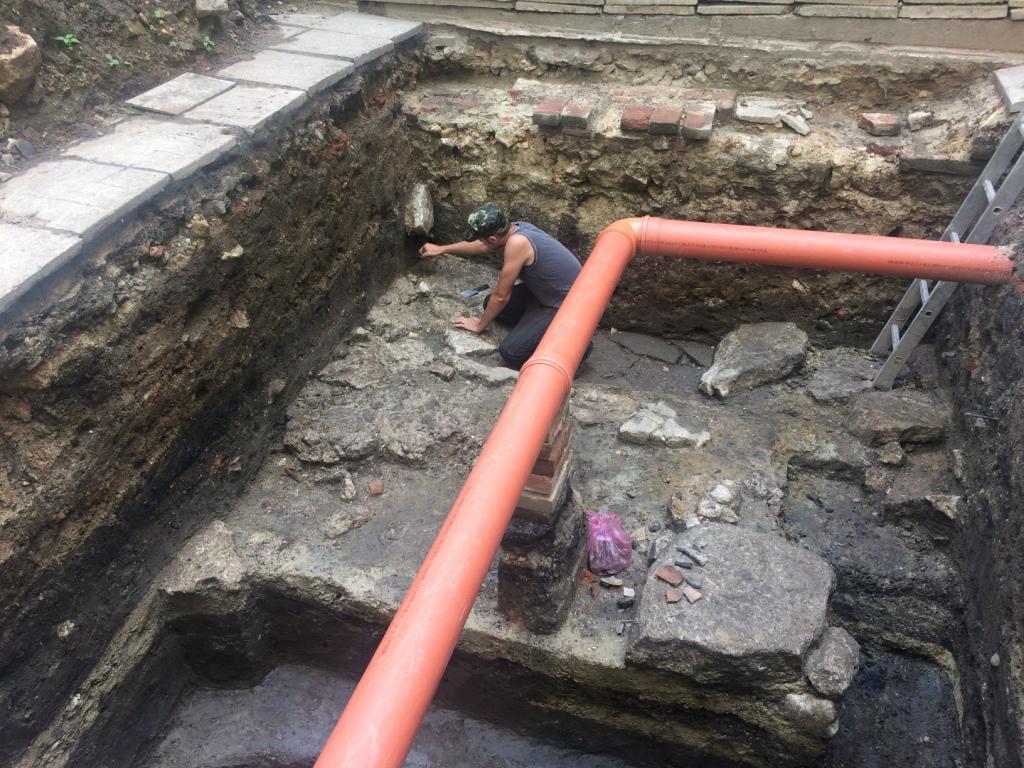 На місці майбутнього готелю у Львові археологи знайшли старовинні предмети