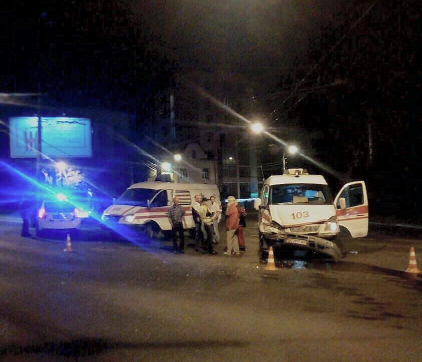 Во Львове карета скорой помощи попала в ДТП (фото)