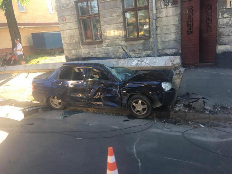 улица Богдана Хмельницкого, столб, упал, на машину