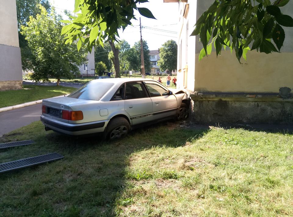 В Червонограде компания на автомобиле врезалась в жилой дом (фото)