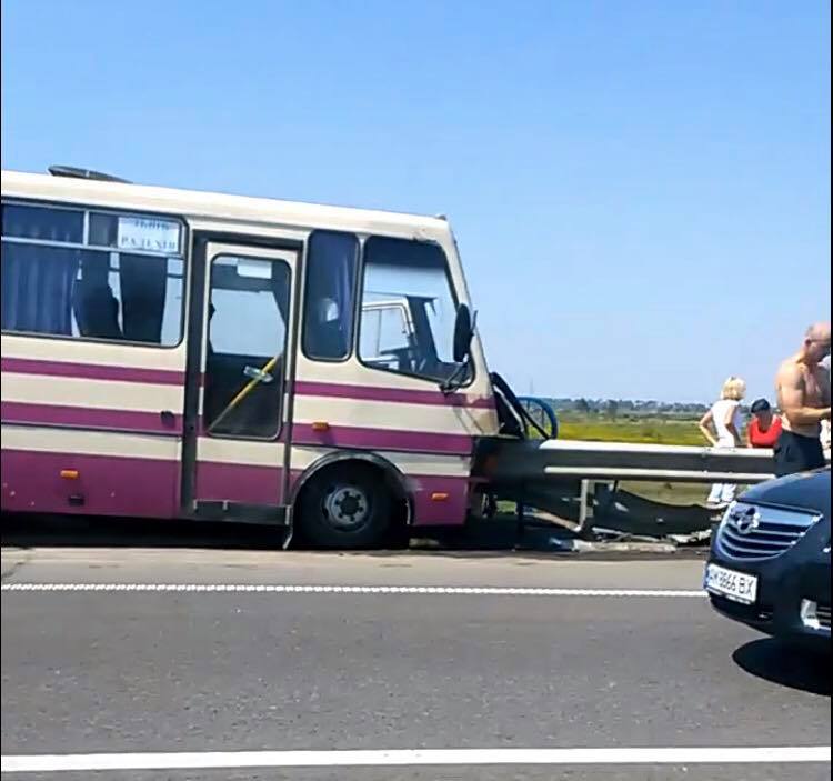 На Львівщині автобус влетів у відбійник