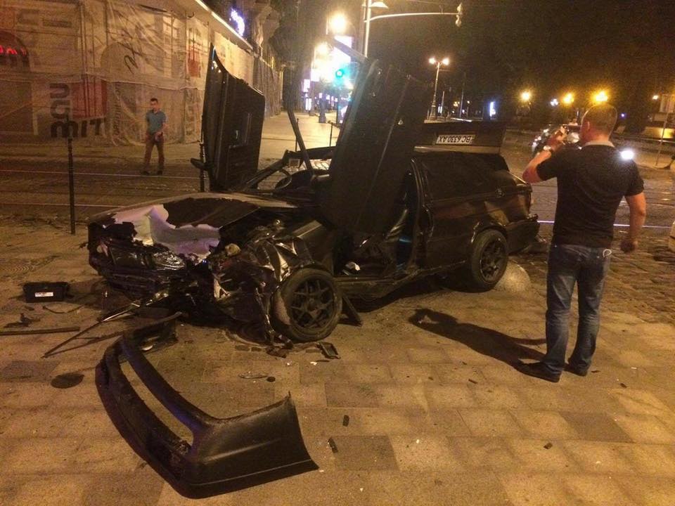 У Львові водій вижив у руйнівному ДТП (фото, оновлено)