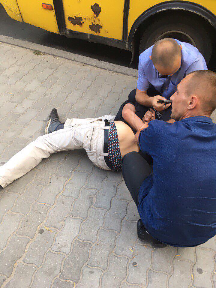 На зупинці у Львові п'яний чоловік погрожував водієві зброєю (фото)