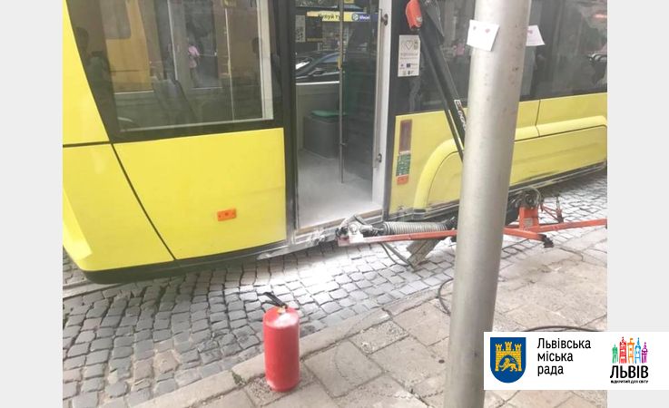 У Львові на трамвай впав пантограф