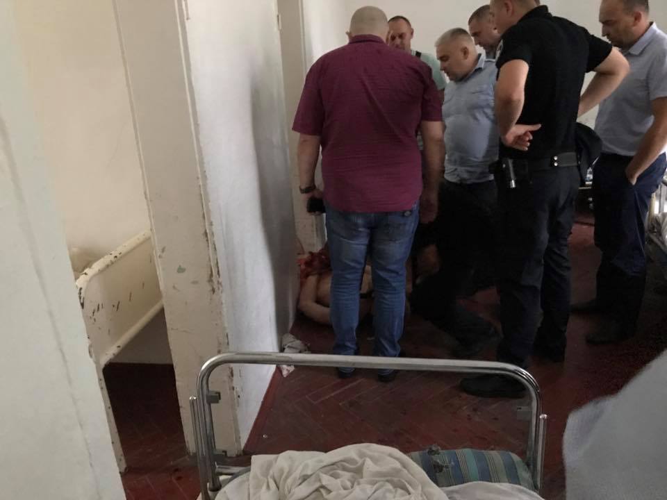 У Львові пацієнт психлікарні влаштував різанину і захопив заручника (відео 18+)