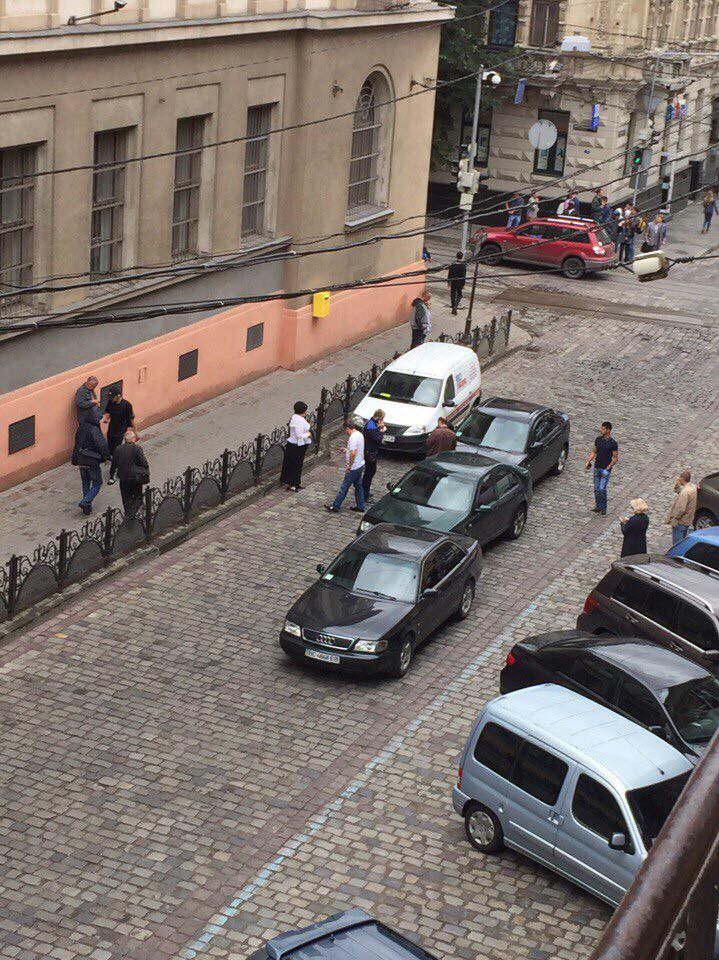 В центрі Львова "поцілувалися" три автівки (фото)