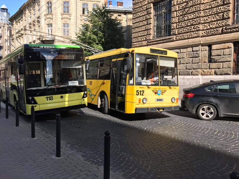У Львові не розминулися тролейбус та автобус (фото)