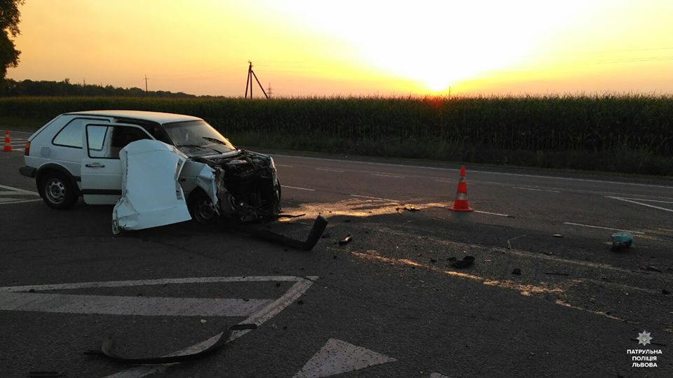На Львовщине водитель чудом выжил после столкновения с грузовиком (фото)