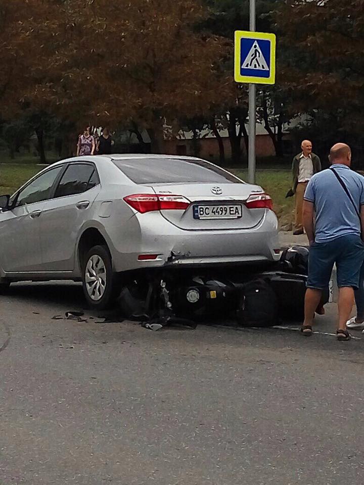 На улице Кульпарковской столкнулись автомобиль и мотоцикл (фото)