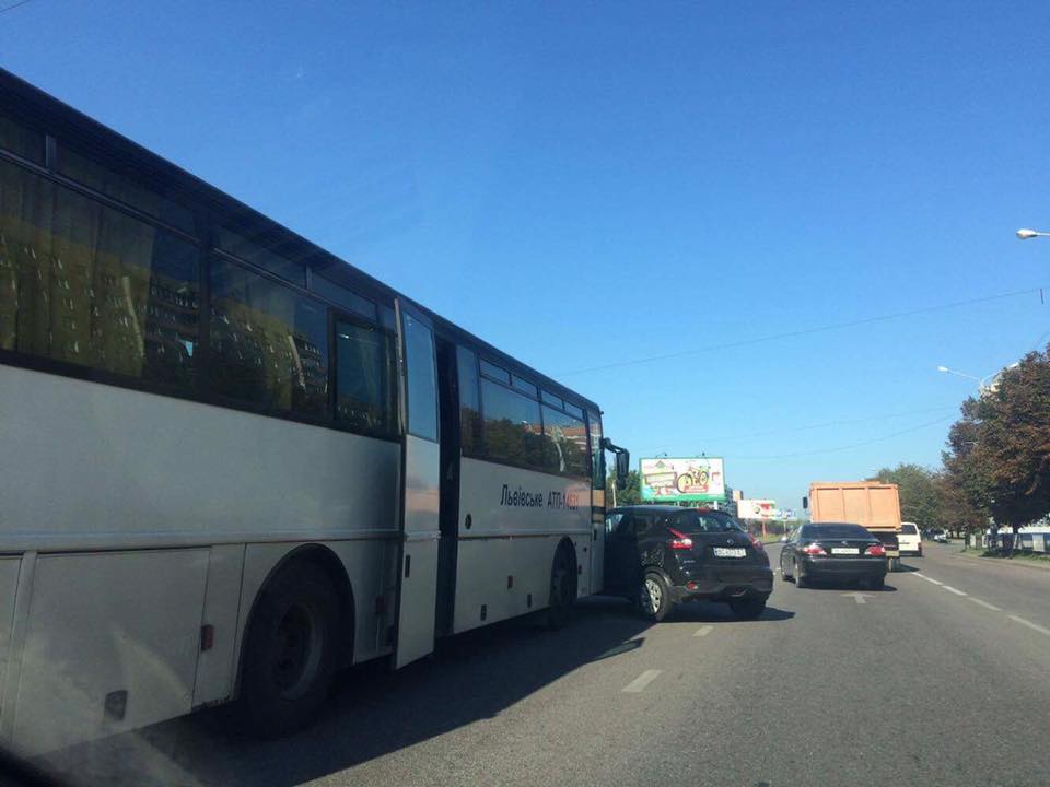 На вулиці Науковій автобус зіткнувся з легковиком