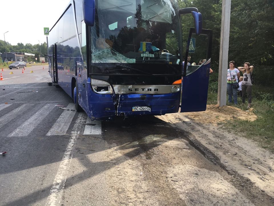 Туристический автобус на Львовщине попал в ДТП (фото)