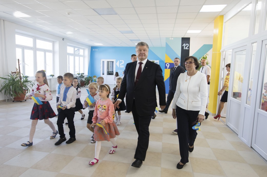 Порошенко відкрив школу на Львівщині (фото, відео)