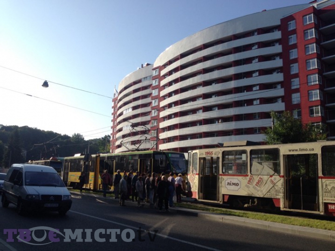 У Львові зупинилися трамваї (фото)