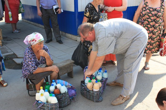 Львів'ян застерігають від купівлі продуктів із землі