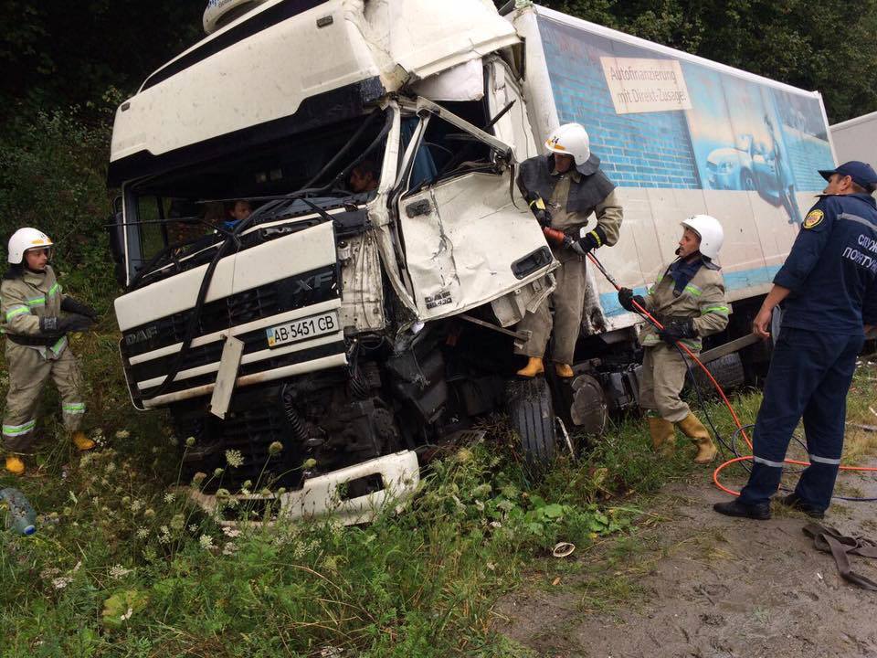 На Львовщине столкнулись два грузовика (фото)