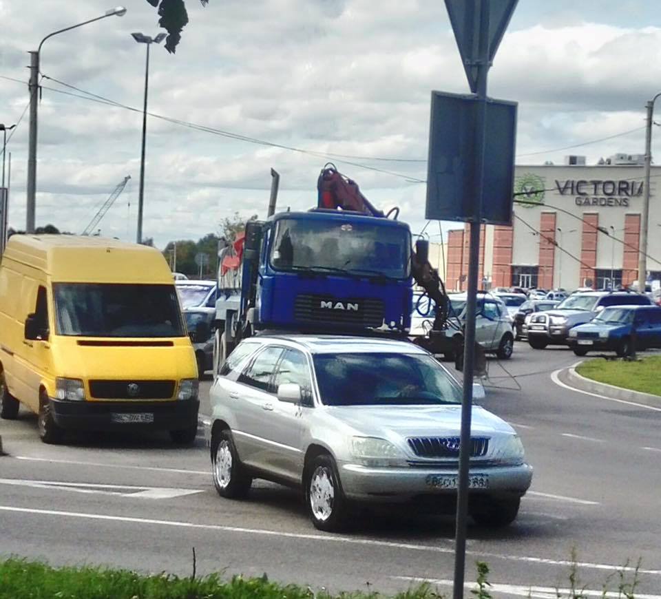 На Виговського зірвали дроти, тролейбуси не курсують (фото, оновлено)