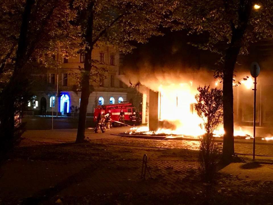 У Львові згорів російський "Сбербанк" (оновлено, фото, відео)