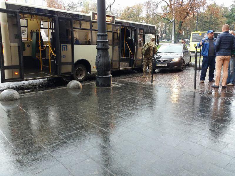 Автобус во Львове столкнулся с автомобилем (фото)