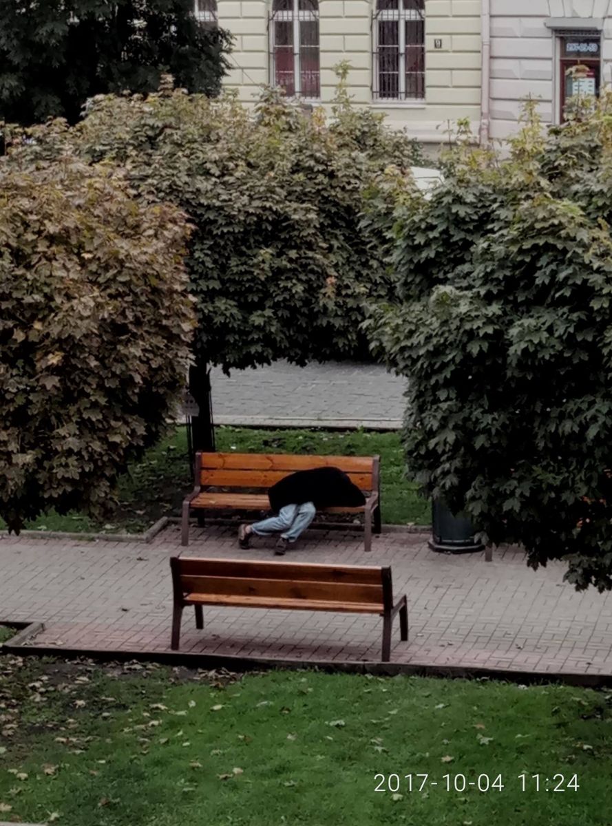 В центре Львова несколько часов лежит человек