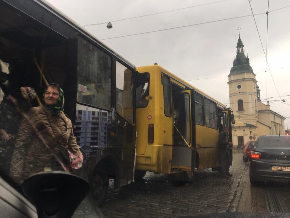 У Львові зіткнулися дві маршрутки (фото)