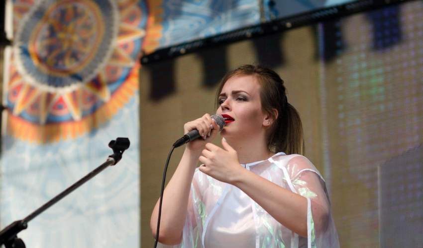 Студентка львівського вишу підкорила "Червону руту" власною піснею
