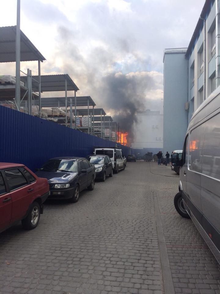 Во Львове горят склады около "Эпицентра" (фото, видео)