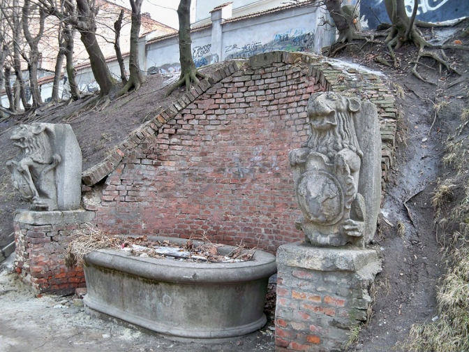 У Львові реставрують старовинну криницю
