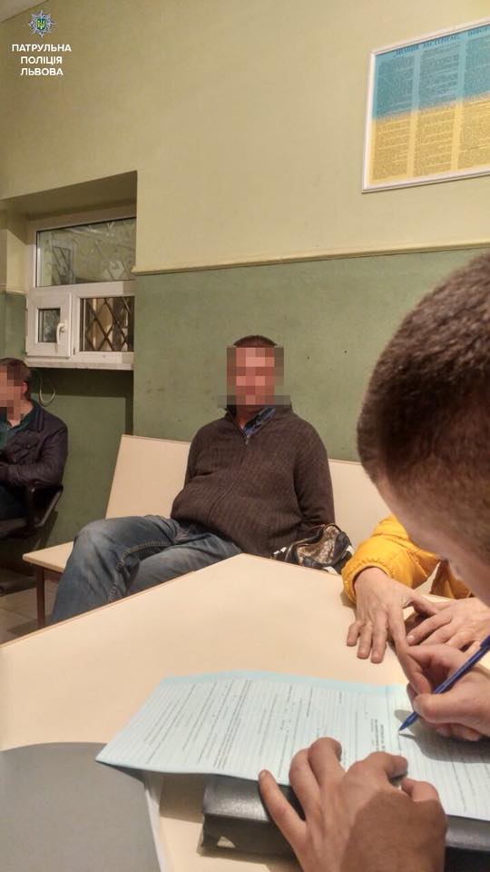 У Львові п'яний водій напав на патрульного