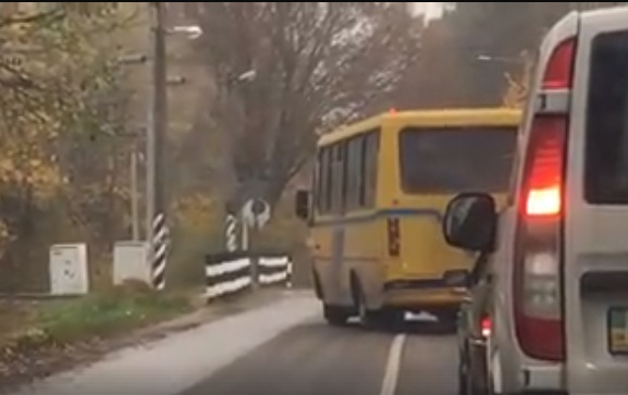 У Львові маршрутка вискочила на залізничний переїзд на червоне світло (відео)