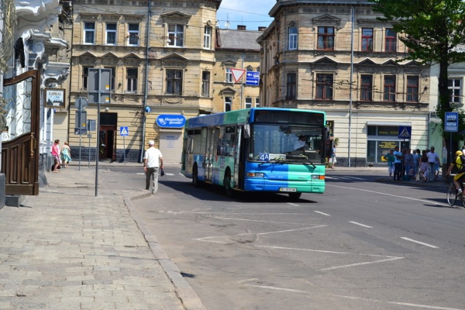 З площі Петрушевича у Львові перенесуть тролейбусну зупинку