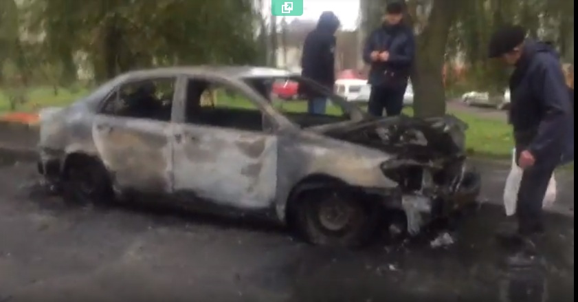 Во Львове пьяный мужчина разбил припаркованные авто (видео)