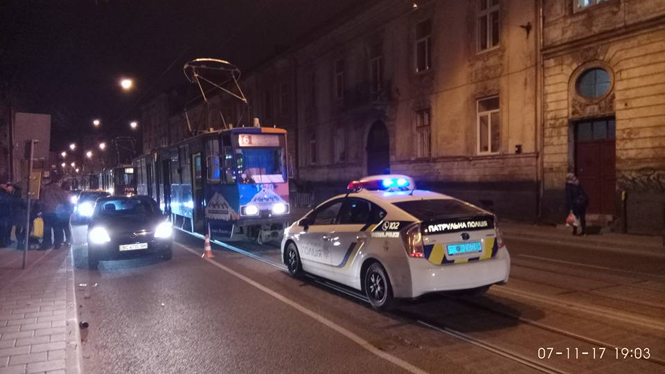 У Львові на трамвайній зупинці травмувався пенсіонер