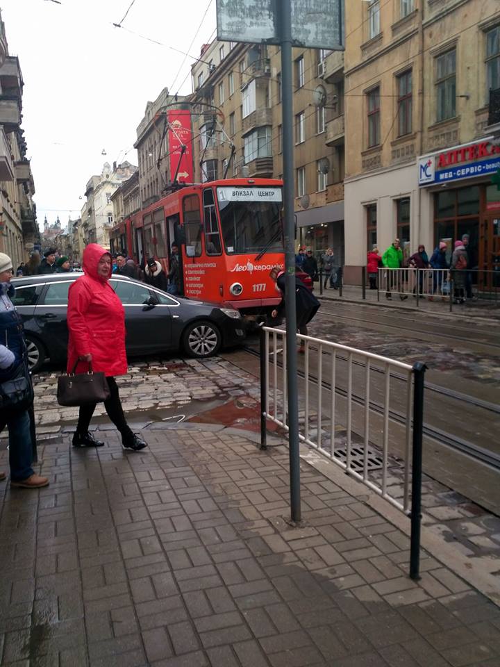 Во Львове столкнулись трамвай и легковушка (фото)