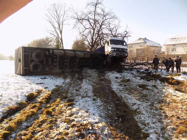 На Львівщині перекинулася вантажівка, є постраждалі (фото)