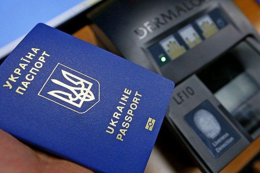 Львовские депутаты подозревают миграционную службу в махинациях с биометрическими паспортами