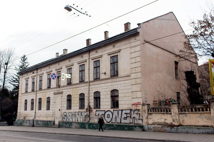 Горсовет Львова просят спасти здание школы для слепых