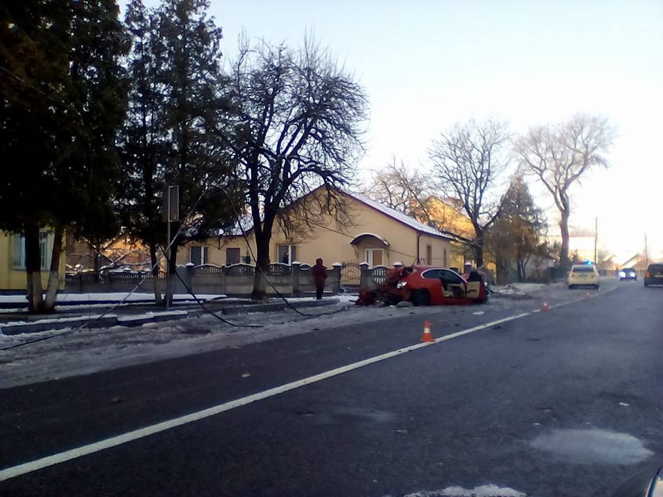На Львівщині BMW знесло дві електроопори (фото)