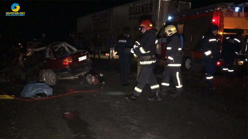 Под Львовом столкнулись фура и легковой автомобіль, водитель погиб (фото, видео)