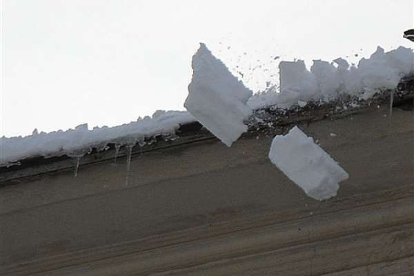 Во Львове 4-летнюю девочку прибило снегом с крыши