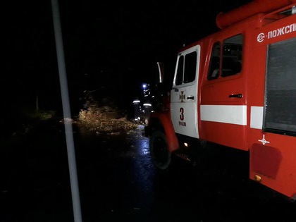 На Львівщині через ожеледицю вантажівки опинилися в кюветі