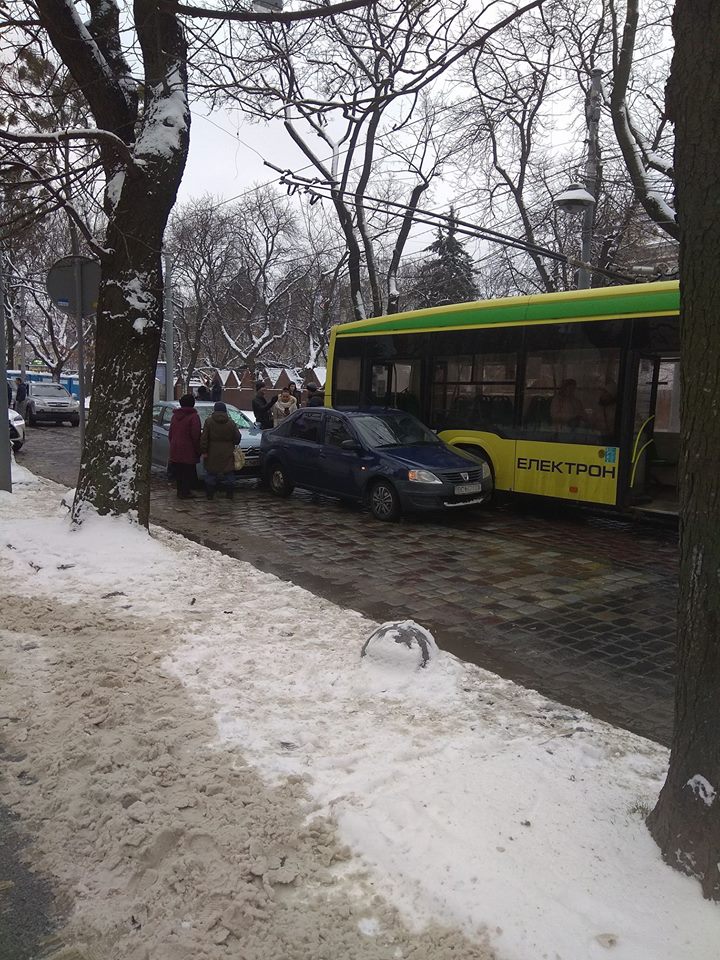 На проспекте Свободы троллейбус попал в ДТП